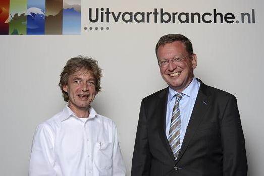 links: David, rechts: een hotemetoot uit de uitvaartbranche