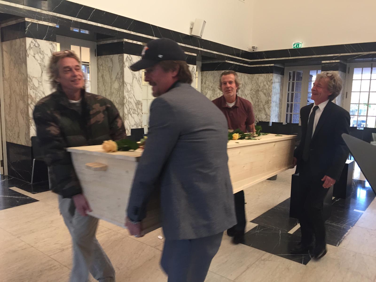 Drie broers dragen de kist van hun moeder met David